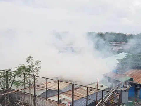 TP.HCM: Cháy lớn tại xưởng sản xuất sofa, hàng trăm người tháo chạy